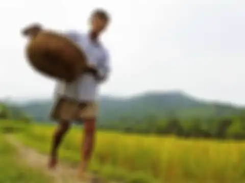 Dia melakukan pekerjaan sehari-hari sebagai petani dan peternak.