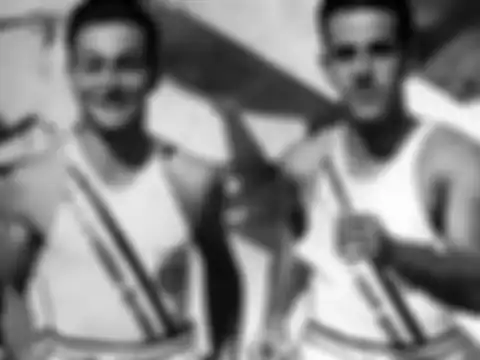 Sam Stoller dan Marty Glickman,yang dikeluarkan dari tim Olimpiade AS karena orang Yahudi.
