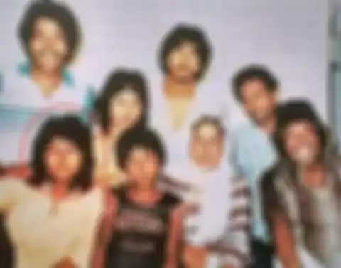 Adik Rano Karno, Suti Karno mengunggah foto yang membuatnya ramai dibahas di jagat maya. Pemain sinetron Si Doel disebut menikah sesama jenis. 