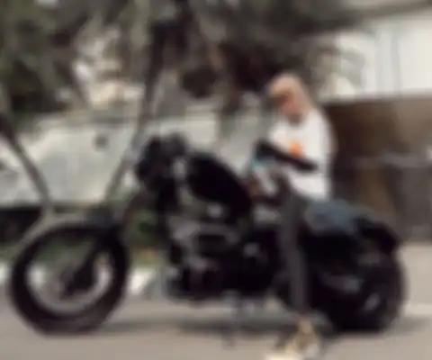 Intip cantiknya artis Olla Ramlan yang sedang berpose di atas motor gede (moge) Harley-Davidson.