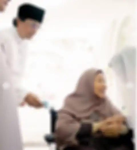 Noor Nabila menunduk meminta restu orangtua