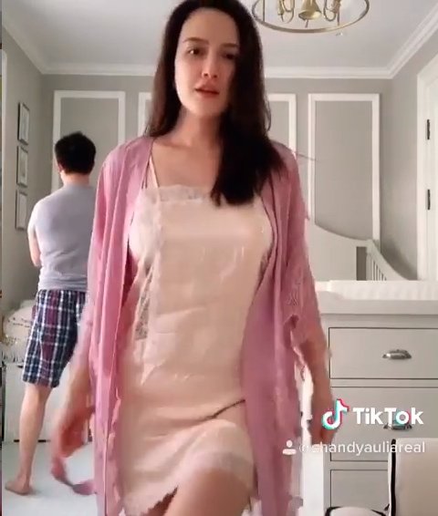 Shandy Aulia tampil feminin pakai lingerie seksi warna pink