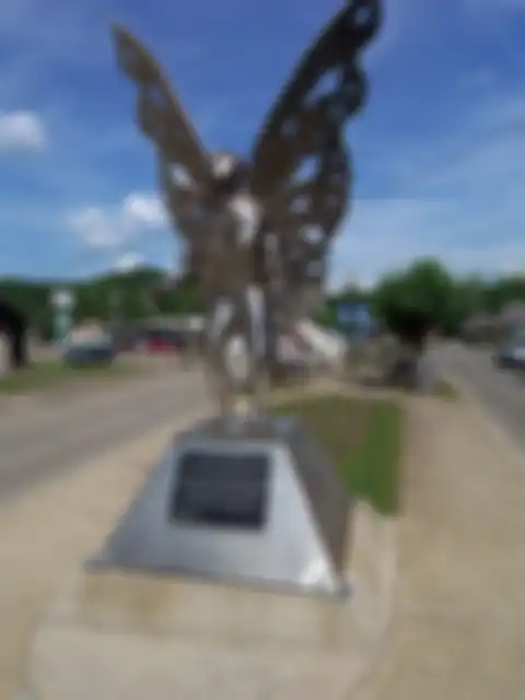 Patung Mothman diukir oleh Bob Roach. Terletak di Point Pleasant, Virginia Barat.