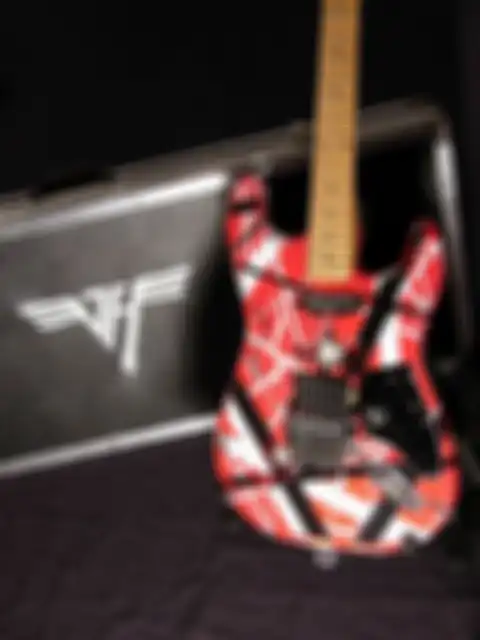 Gitar listrik Kram EVH 5150 milik Eddie Van Halen dengan grafis khas