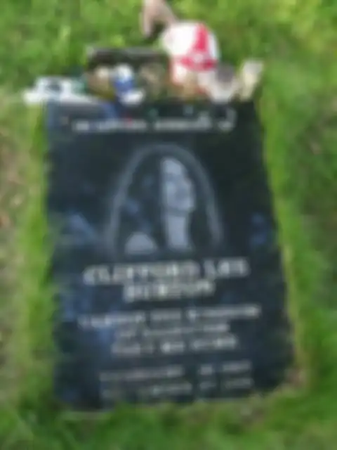 Batu peringatan untuk Cliff Burton di Swedia