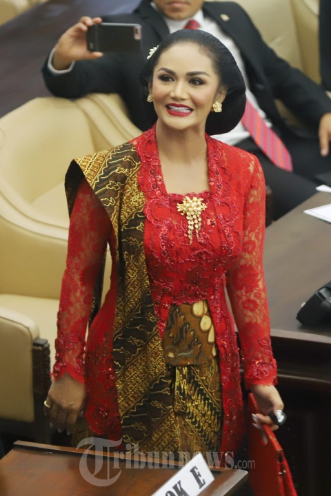 Anggota DPR terpilih dari Partai Demokrasi Indonesia Perjuangan (PDIP) Krisdayanti atau yang akrab disapa KD saat menghadiri pelantikan anggota DPR di Kompleks Parlemen, Senayan, Jakarta Pusat, Selasa (1/10/2019). Krisdayanti tampil cantik dan anggun dalam balutan kebaya merah yang merupakan rancang