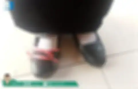 Salah seorang peserta seleksi PKN STAN tetap mengikuti ujian meski memakai sepatu butut yang diikat dengan tali 