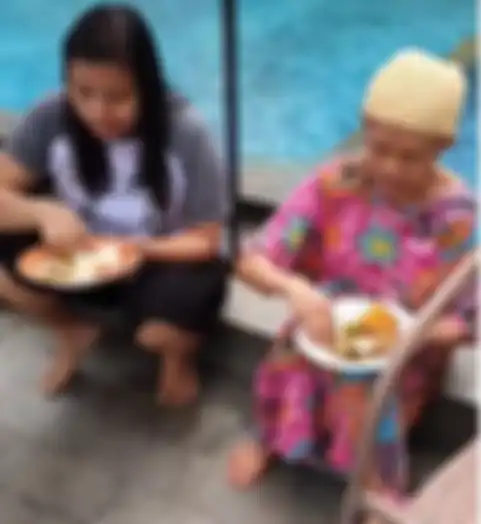 Orang tua Ayu Ting Ting makan bersama asisten rumah tangga.