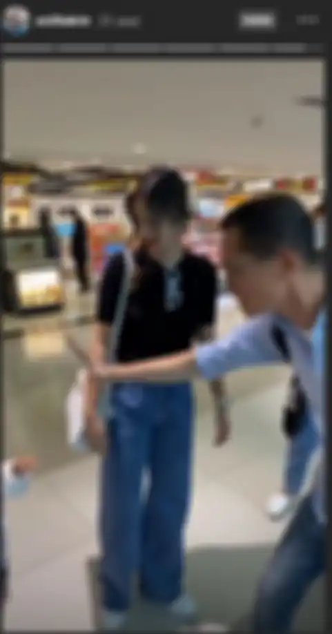 Gaya Nia Ramadhani di bandara