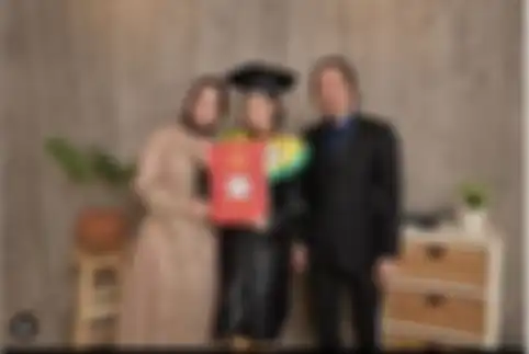 Anita Desy Farida dan Abdee Slank menghadiri acara wisuda sang putri semata wayang.