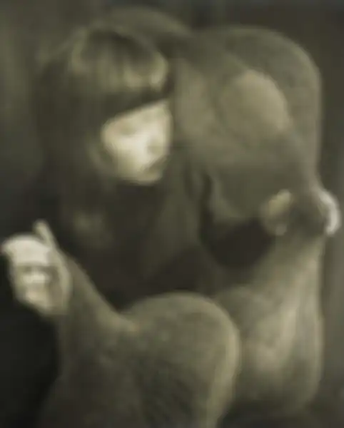 Ruth Asawa, dengan patung karyanya.