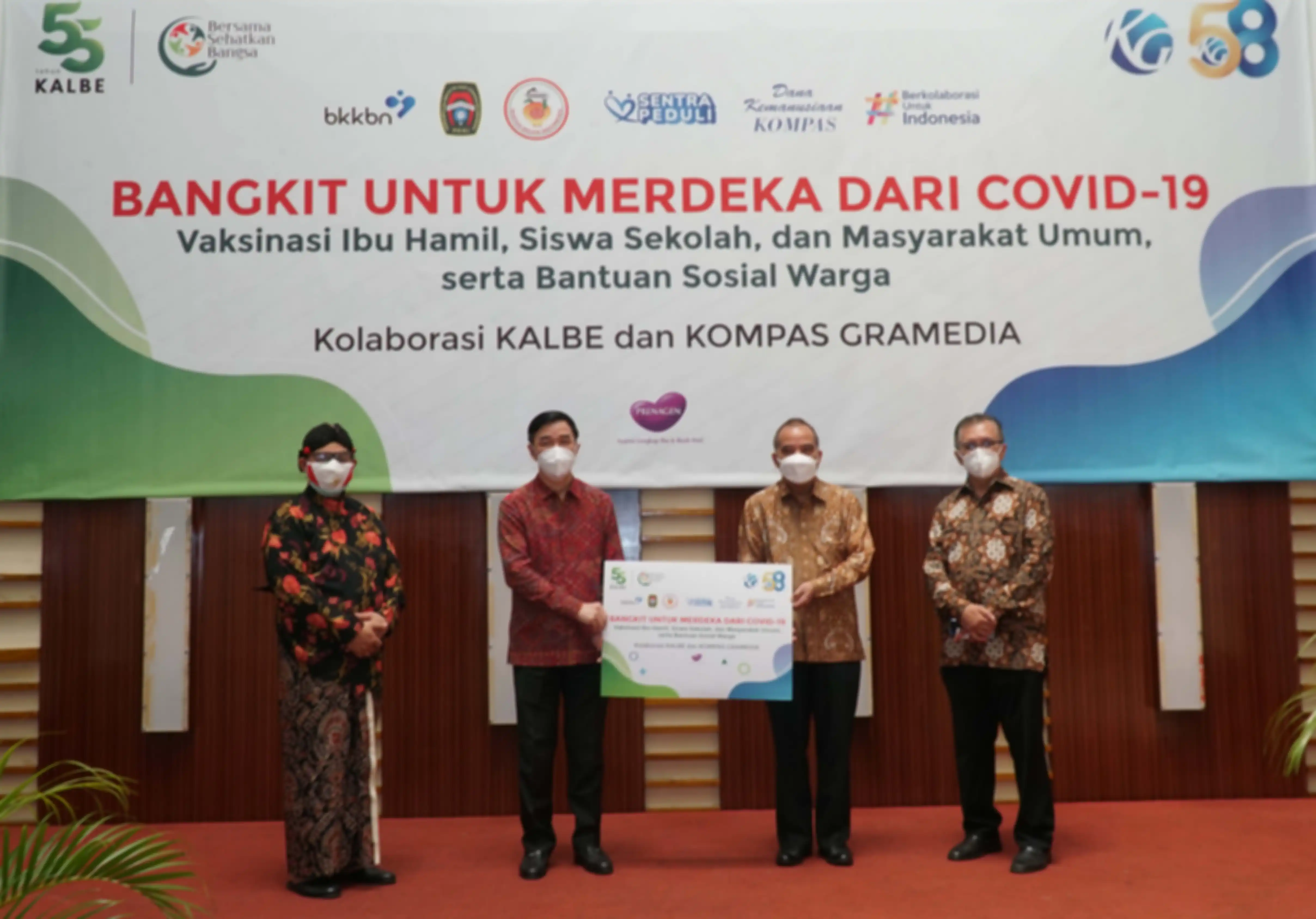 (Ki-Ka) Kepala Badan Kependudukan dan Keluarga Berencana Nasional RI Dr. (HC), dr. Hasto Wardoyo, SpOG (K), Presiden Direktur PT Kalbe Farma Tbk Vidjongtius, Vice CEO KG Media Rikard Bagun, Ketua PP Perkumpulan Obstetri dan Ginekologi Indonesia dr. Ari Kusuma Januarto, SpOG (K).  