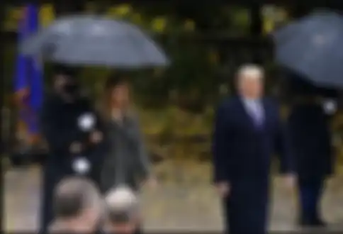 Melania kepergok rangkul lengan pengawalnya. 