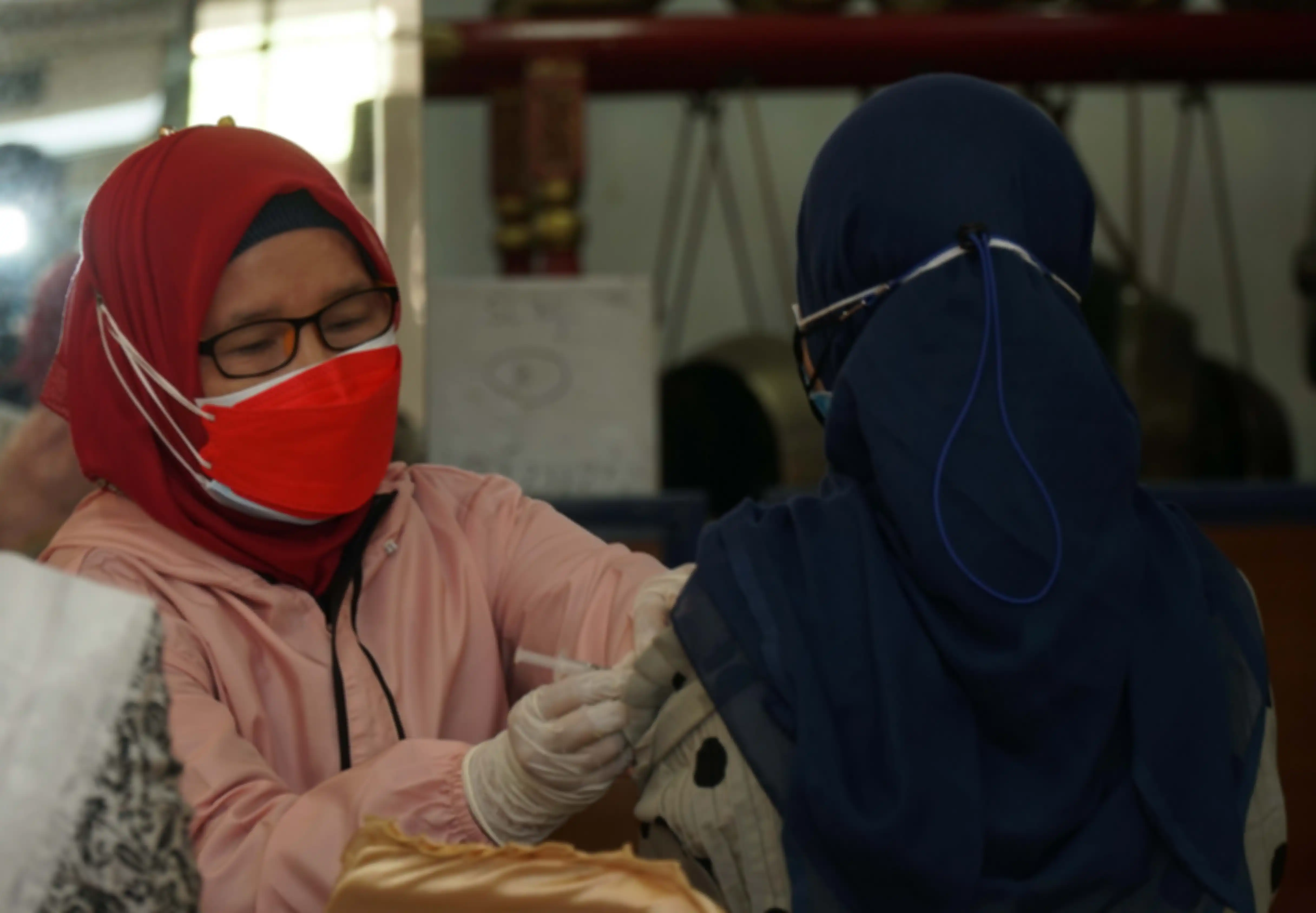 Kegiatan vaksinasi kelompok sasaran ibu hamil, siswa sekolah, dan masyarakat umum yang dibantu oleh nakes dari Ikatan Bidan Indonesia.