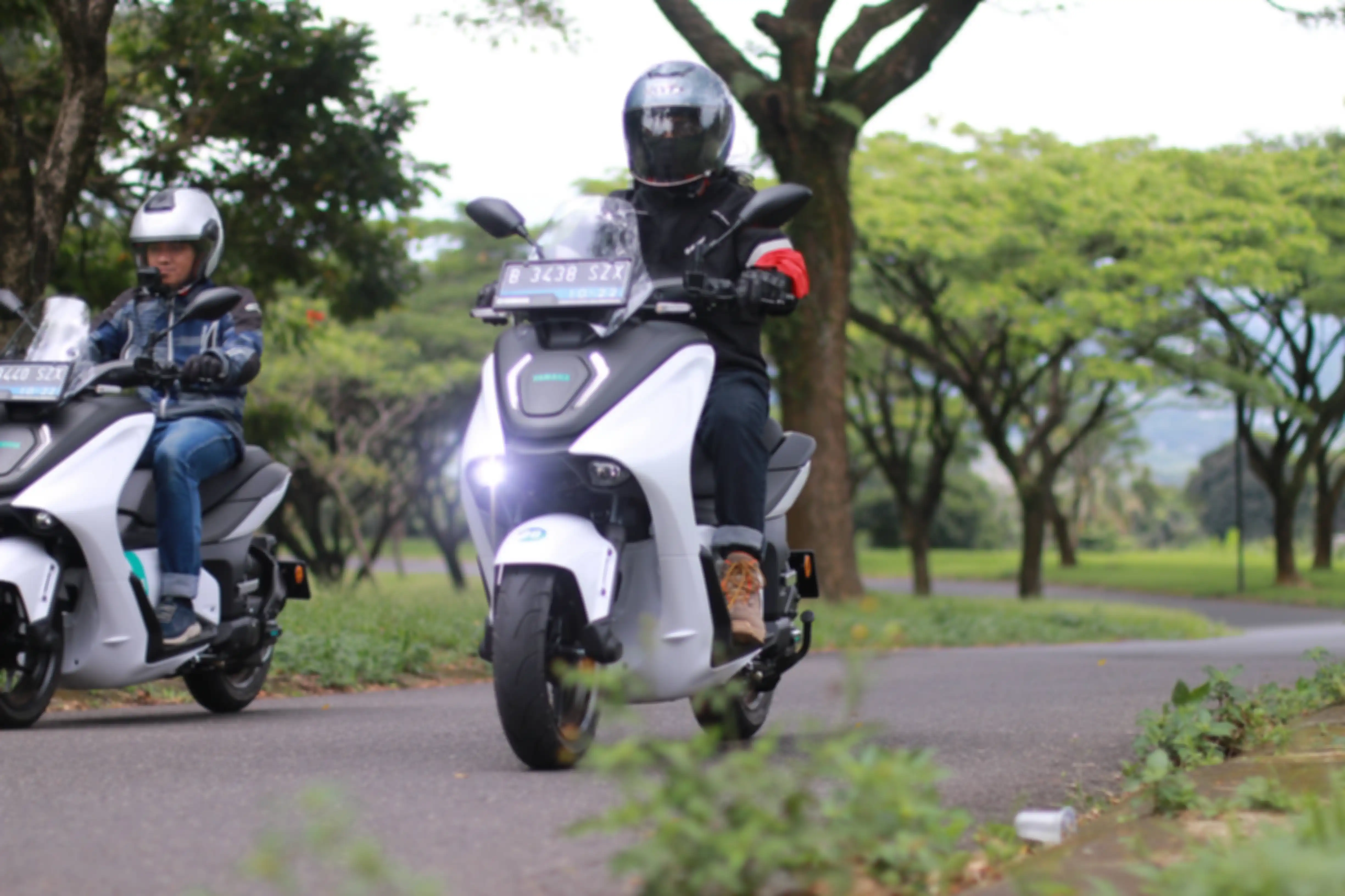 MOTOR Plus diwakili Yuka Samudera saat mencoba riding di atas motor listrik Yamaha E01.