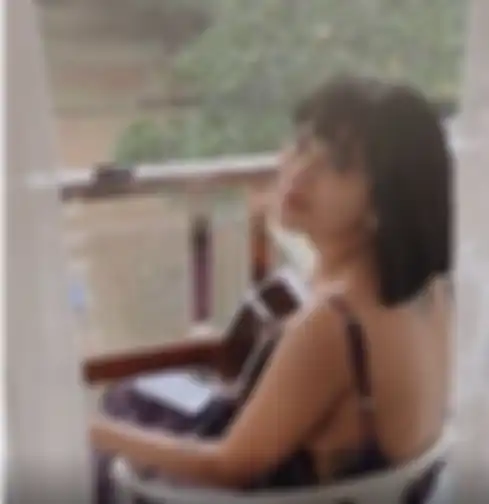 Vanessa Angel bermain gitar sambil bernyanyi