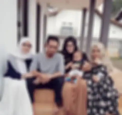 Lora dan ketiga istrinya