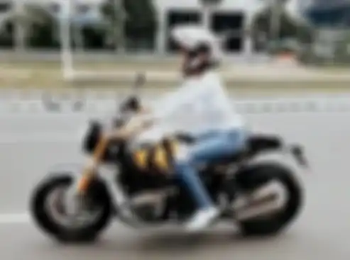 Nikita Mirzani saat sunmori naik motor BMW R nineT Spezial.