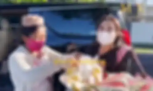 Youtuber Maharani Kemala ingin memborong dagangan ibu penjual buah keliling. Namun, si ibu malah menolaknya.