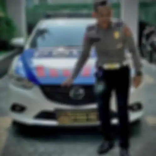 Foto adik ipar Basuki Tjahaja Purnama atau Ahok disorot netizen usai kepergok pacaran pakai mobil dinas polisi.