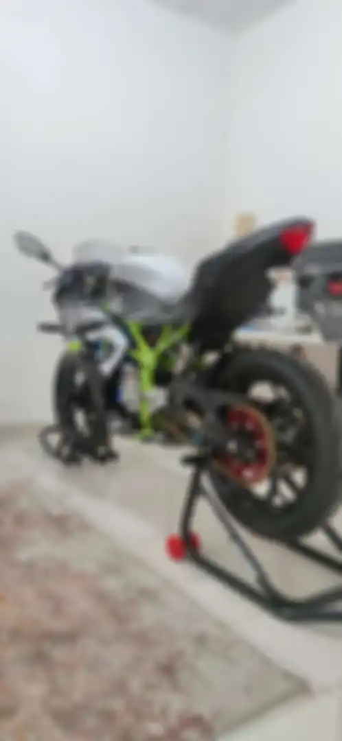 Mesin bensin Kawasaki Ninja 250 SL sudah dicopot dan berganti dengan penggerak listrik.