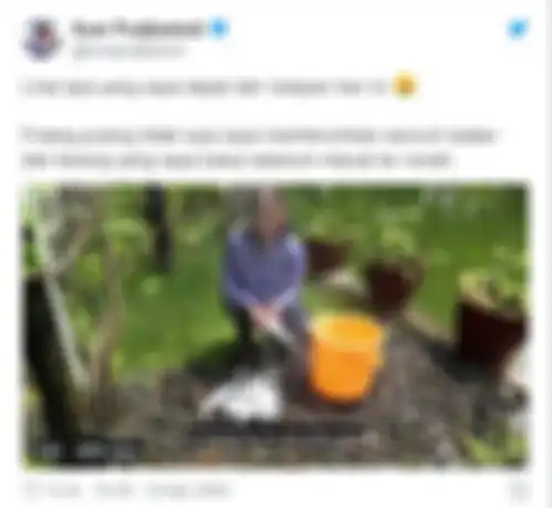 Susi Pudjiastuti mendapatkan ikan dari nelayan