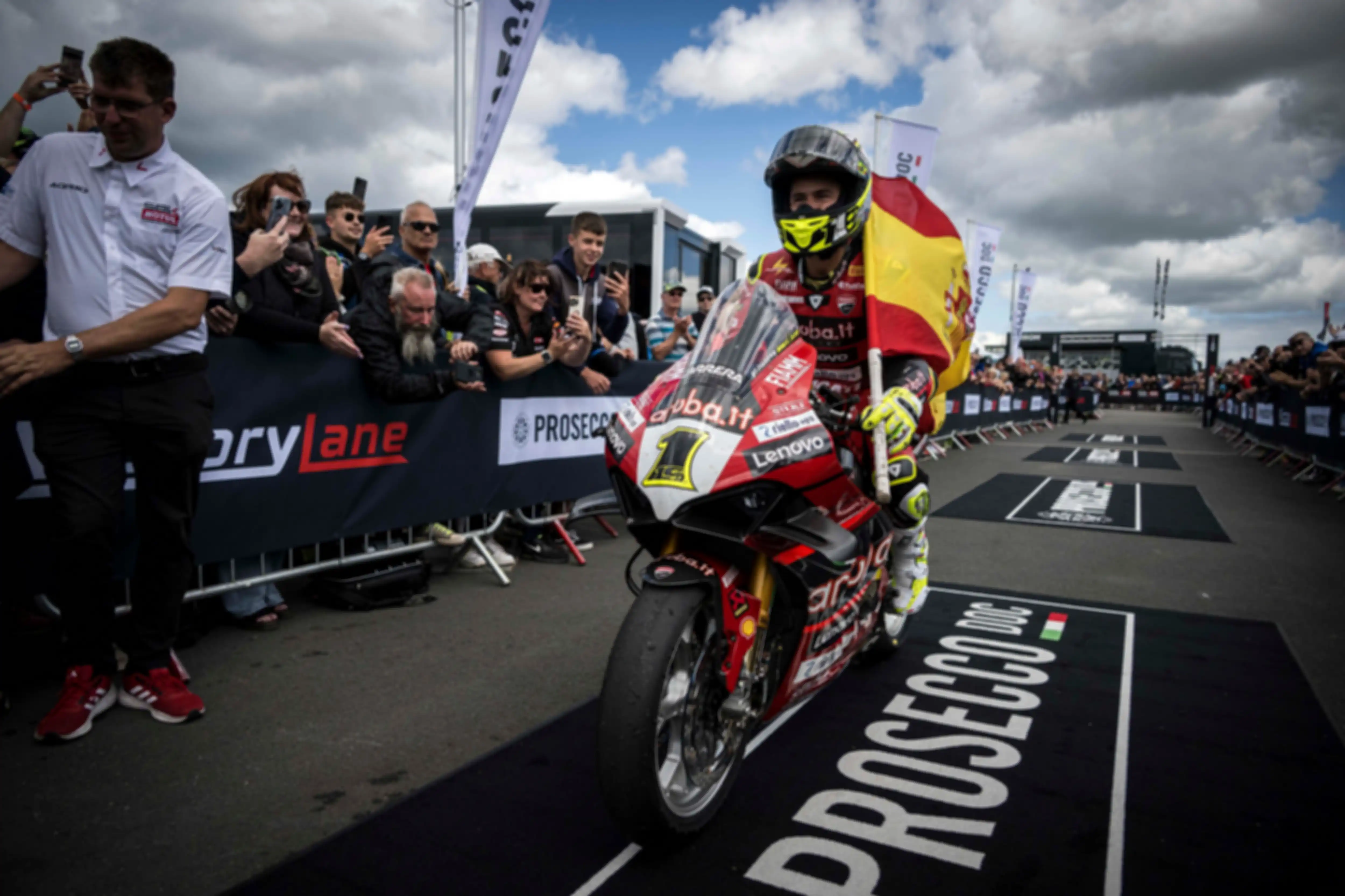 Di WSBK Inggris 2023 adalah pencapaian terbaik Alvaro Bautista di Donington Park dengan dua kali menang. 