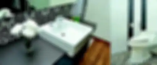Dua bilik terpisah lancarkan dua kegiatan berbeda dilakukan bersamaan oleh dua orang di kamar mandi.