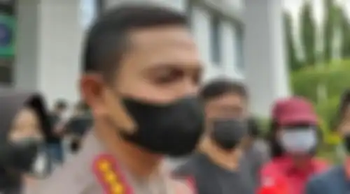 Setelah anggota polisi yang menolak laporan korban perampokan disanksi, Kapolres Jaktim memburu foto tampang pengibar bendera Bintang Kejora.