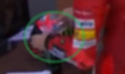 Jelas air putih sebagai isi ulang ke botol minuman berenergi