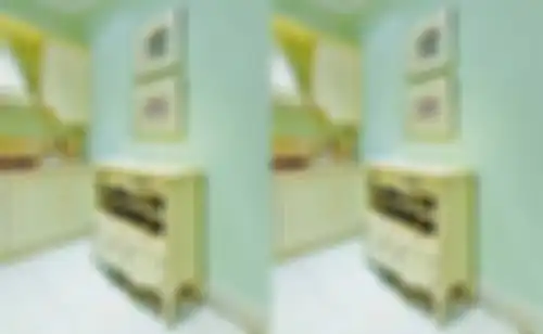 Paduan warna dinding hijau muda mencerahkan dapur klasik dengan sentuhan modern ini. 