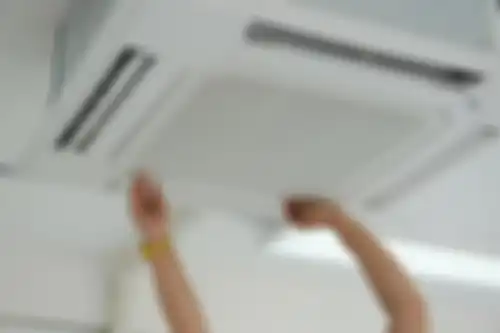 Exhaust fan yang dipasang di plafon jadi solusi dapur tanpa ventilasi atau jendela.