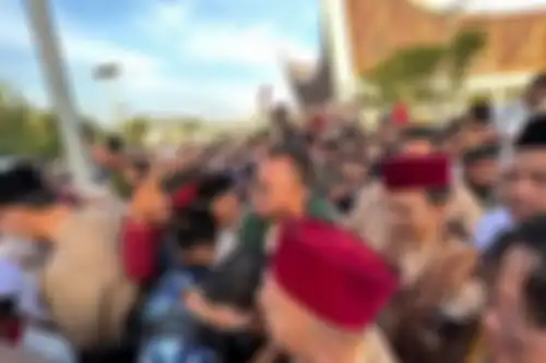 Ustaz Abdul Somad mengeluarkan kartu nama tulisan Arab. Akibatnya, dia langsung digiring keluar dari negara ini. Foto sang ulama viral. 