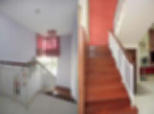 Wall cover dan gorden pada tangga menciptakan suasana menyenangkan saat menaiki tangga.