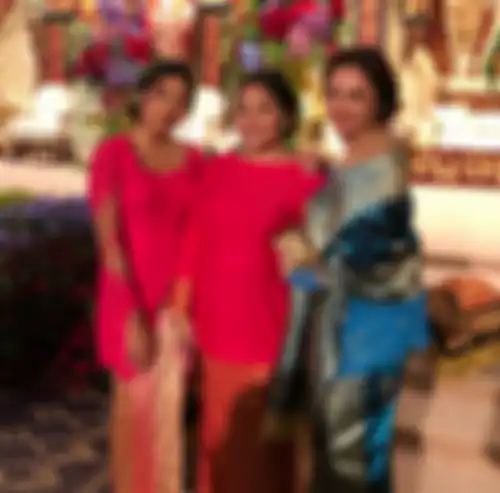 Penampilan Gayanti Hutami, anak Tommy Soeharto (kiri) pakai kebaya dan songket