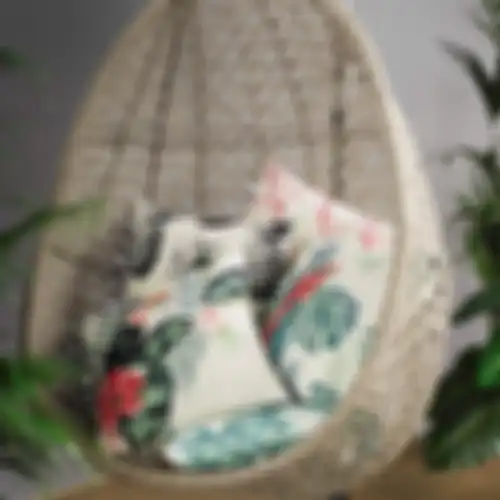 Bantal adalah contoh elemen estetis yang diletakkan menyatu dengan furnitur.
