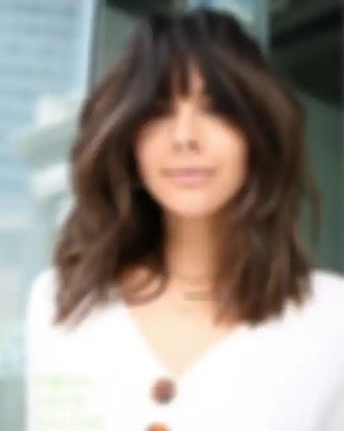 Rambut dengan potongan mid length layer 