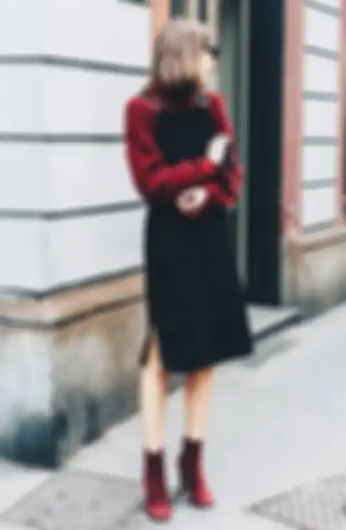Padu padan turtleneck merah buat Natal