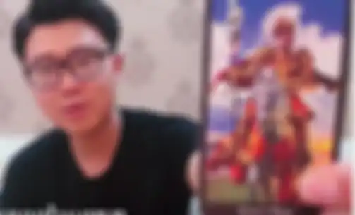 Marcel saat meramal Betrand Peto dengan tarot 