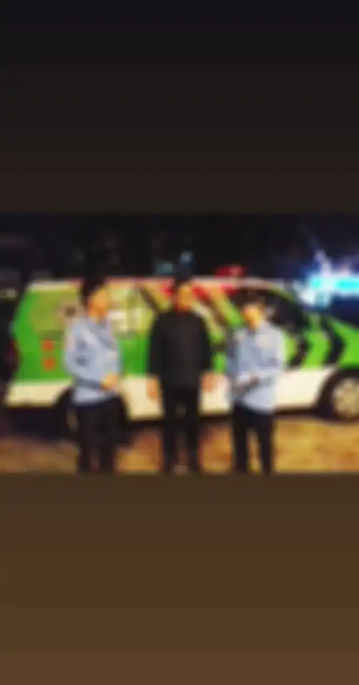Anies Baswedan berbincang dengan petugas pelayanan medis di dekat ambulans.