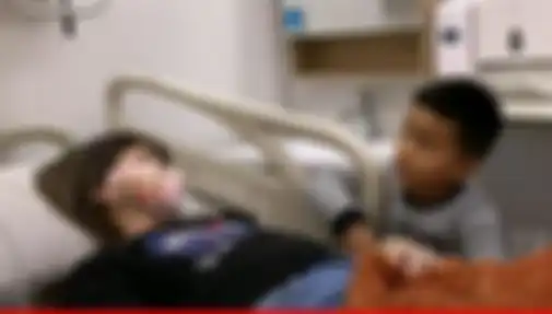 Putra bungsu Nia Ramadhani mendekati ranjang sang bunda