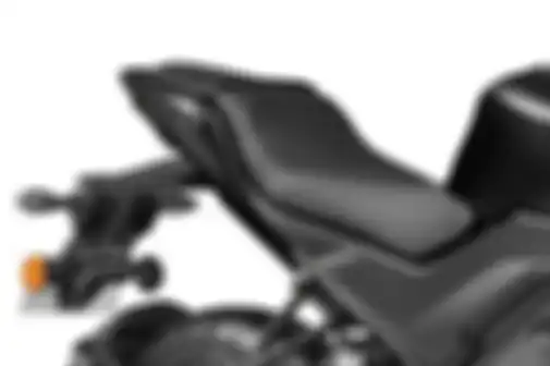 Warna hitam doff menyelimuti seluruh bodi Yamaha R15S versi India ini.