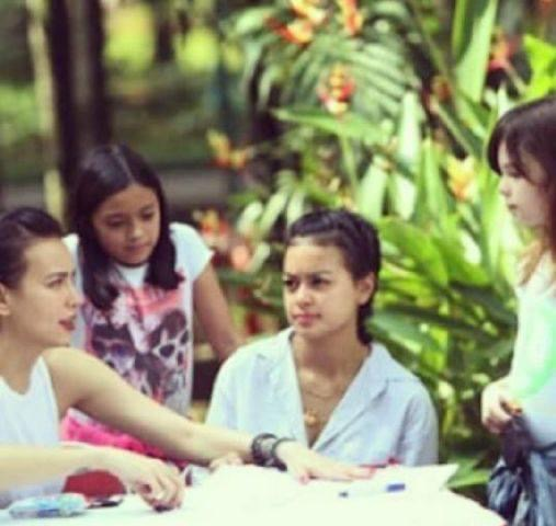 Anak Ariel Noah Alleia Anata tertangkap kamera disuapi Sophia Latjuba. Begini respons menohok Sophia ditanya lamaran ayah Alleia.  