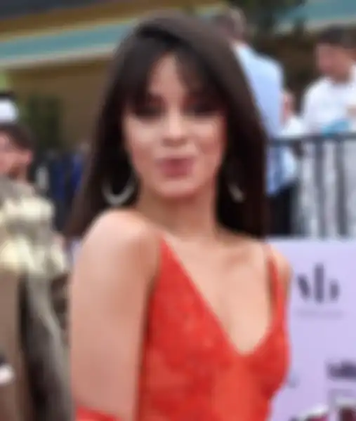 Camila Cabello dengan anting kesukaan