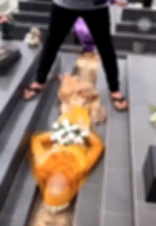 Ia bahkan berbaring di makam