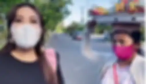 Youtuber Maharani Kemala ingin memborong dagangan ibu penjual buah keliling. Namun, si ibu malah menolaknya.