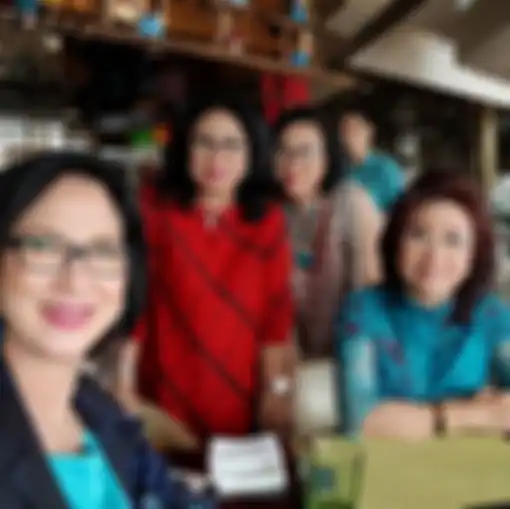 Mantan istri Gideon Tengker kumpul-kumpul bersama temannya seperti anak muda