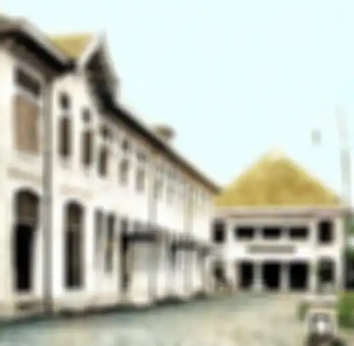 Tampak samping bangunan Grand Hotel Java. Sayangnya, bangunan di belakang itu telah dibongkar.
