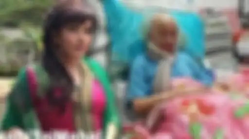 Foto jenazah artis sinetron Yana Zein di dalam peti mati beredar luas. Namun, drama muncul ketika ayahnya datang ke rumah duka.