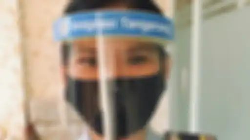 Ilustrasi Masuk new normal masker dan facesild solusi dengan tetap physical distancing.